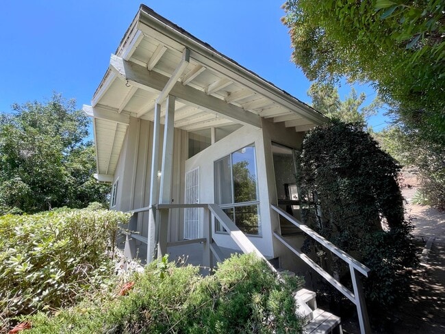 Building Photo - 2 Bedroom 1 Bath Room Fully Updated Single... Rental