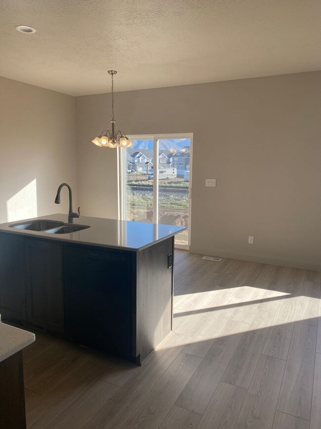 Photo - 3 bed 2.5 bath in Townhome Spanish Fork