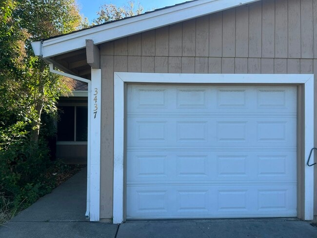 Building Photo - 3437 Viking Dr