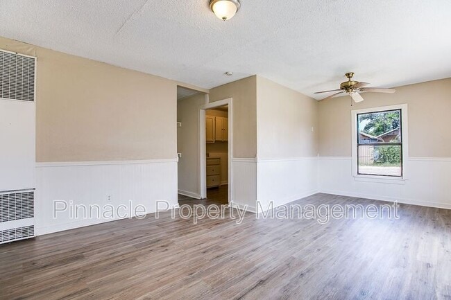 Photo - 132 E 11th St