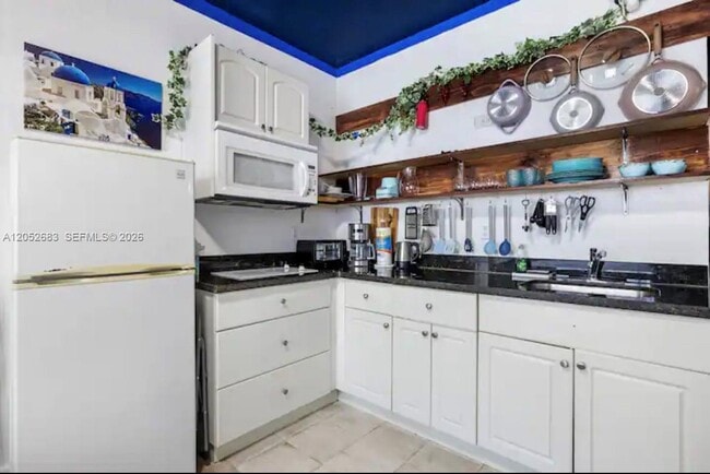 255 W 24th St Unit 302