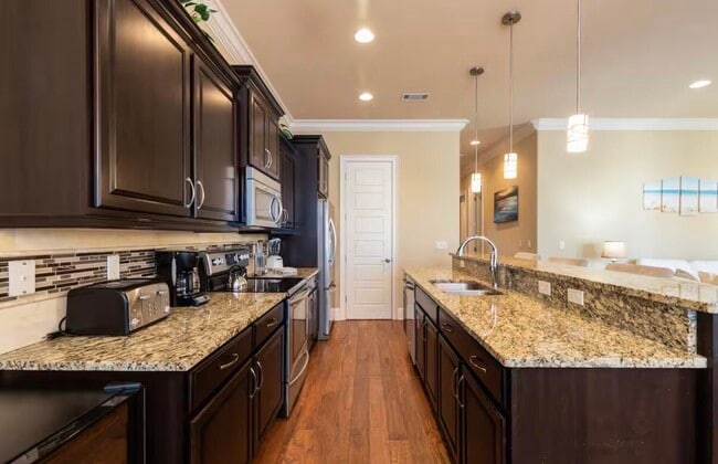 1943 Boardwalk Dr