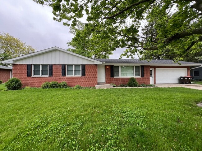 Building Photo - Welcome to this charming 3 bedroom, 2.5 ba... Rental