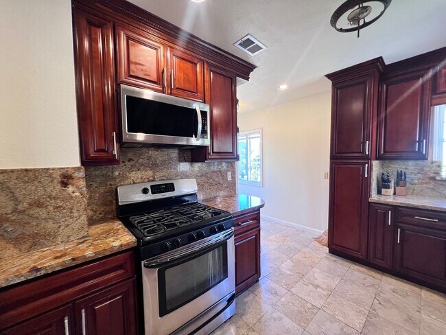 Photo - $1,000 OFF FIRST MONTH'S RENT!!!! Cozy 3 BD/2 BATH Single Family Home With 2 Floors Located in Al...