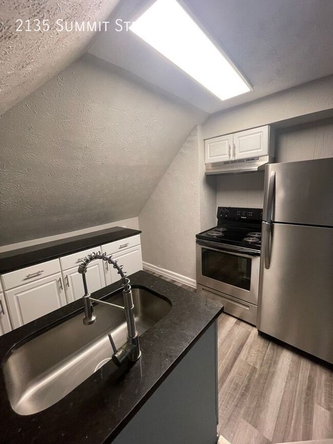 Photo - 2135 Summit St Unidad C