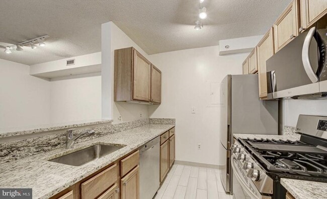 Building Photo - 7111 Woodmont Ave Unit 209