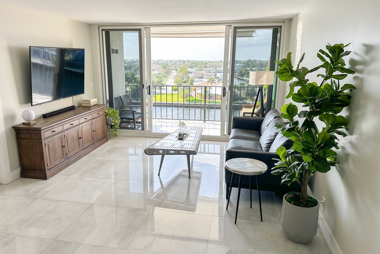 Living Room - 521 N Riverside Dr (Pompano Beach, FL)
