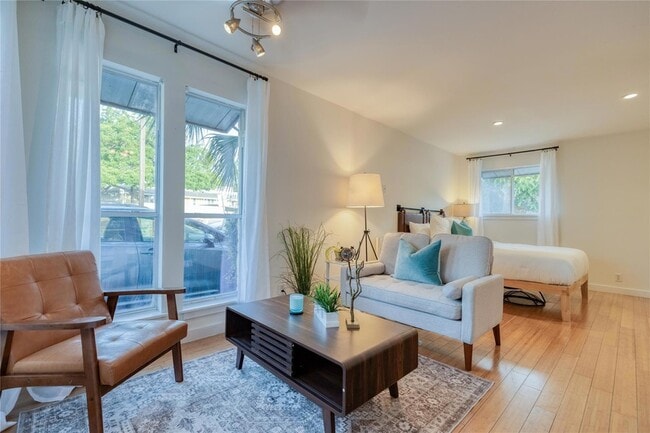 Building Photo - 2526 Durwood St Unit 102