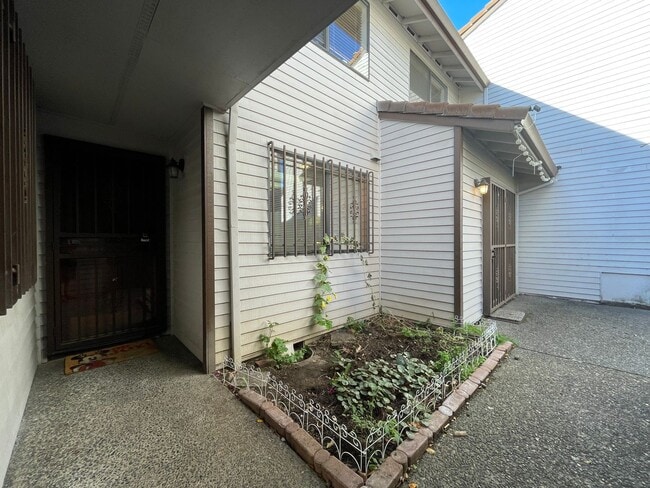 Photo - 2Bd/2Ba Unit Located in a Lovely Private Neighborhood in Happy Valley ~ Detached Garage, Washer &...