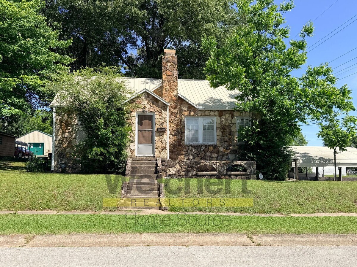 3 bedroom, 2 bathroom corner house - 3 bedroom, 2 bathroom corner house