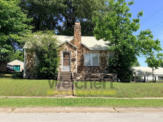Building Photo - 3 bedroom, 2 bathroom corner house