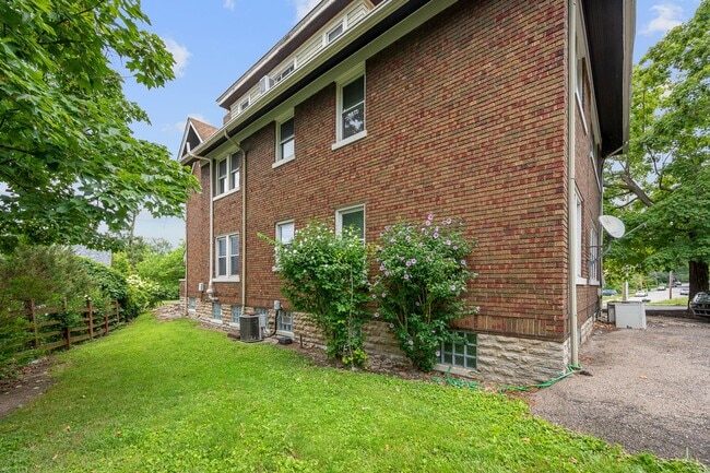 Photo - 505-507 W McMillan Unit 507