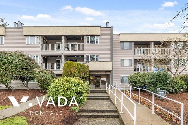 Building Photo - Creekside Manor 2 Bedroom Apartment Rental... Unit 106