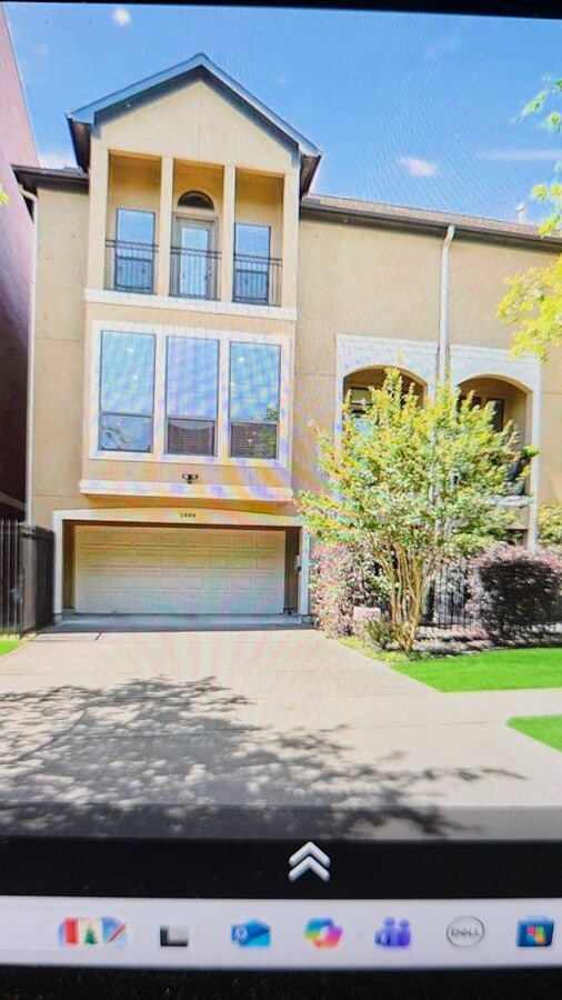 Photo - 1806 Tuam St