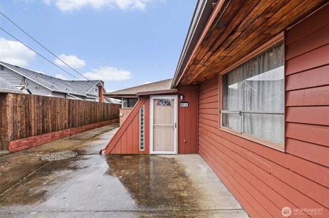 Building Photo - 501 N Oak St Unit 1/2