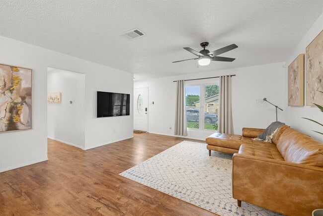 Building Photo - 1908 Denfield Dr Rental