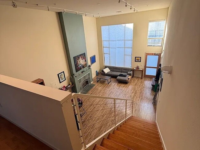 Building Photo - "Chic Urban Living: 2-Bed, 2-Bath Gem on Harrison St in SF!"