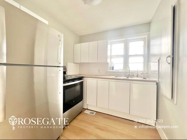 Photo - Modern 2-Bedroom Apartment with In-Unit Laundry & Parking – Cambridge Unité 3