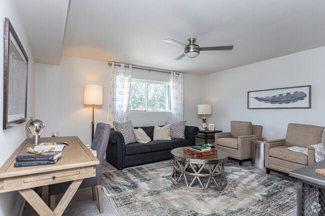 2BR, 2BA - 825 SF