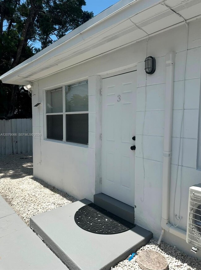Building Photo - 2024 NE 26th St Unit 3