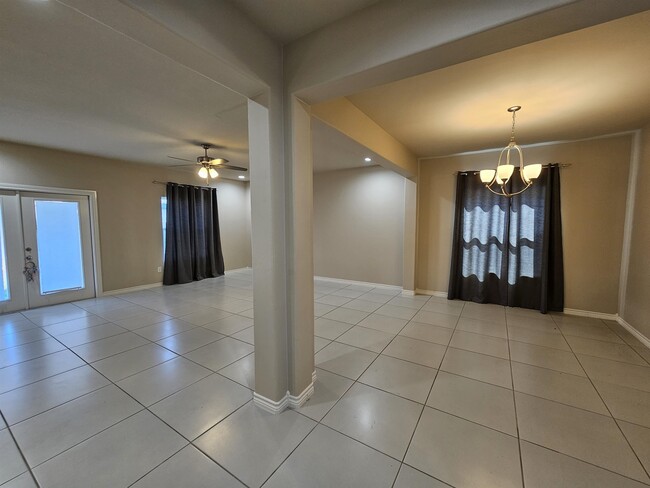 Photo - 218 John Irving Dr