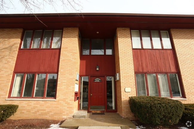 Exterior - Maplewood Manor Apartments