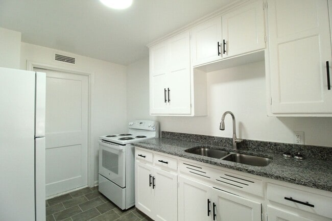 Photo - February FREE On This 1 Bedroom 1 Bath Duplex in Navy Hill Area in Olathe