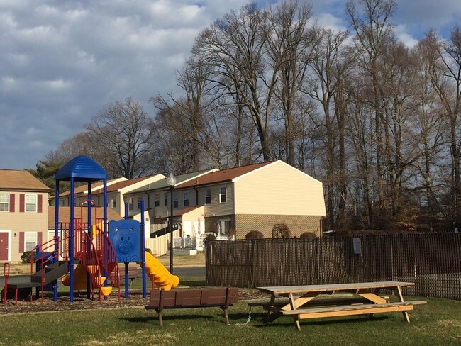 Photo - Wakefield Manor Townhomes and Apartments Unit 681 RED OAK DRIVE