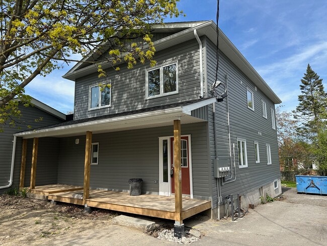 Building Photo - Fantastic 2-Bedroom Legal Apartment for Rent in Whitby