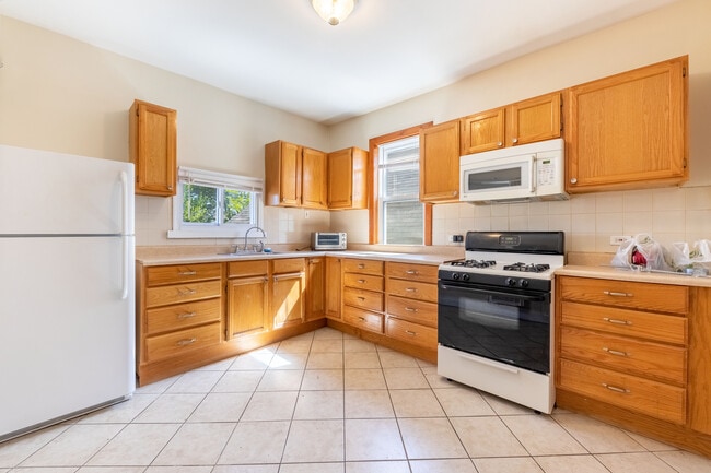 Building Photo - 2058 W 19th St Unit 2