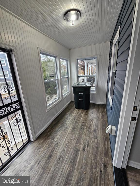 Photo - 909 45th Pl NE