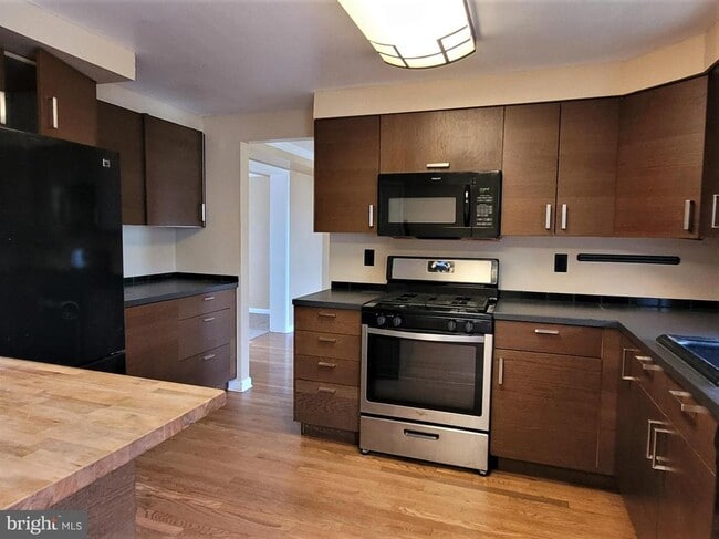 Photo - 210 Royal Grant Way