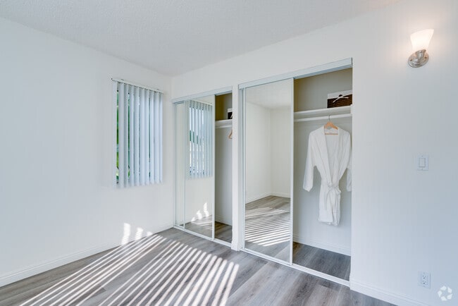 2BR, 1BA - 800SF