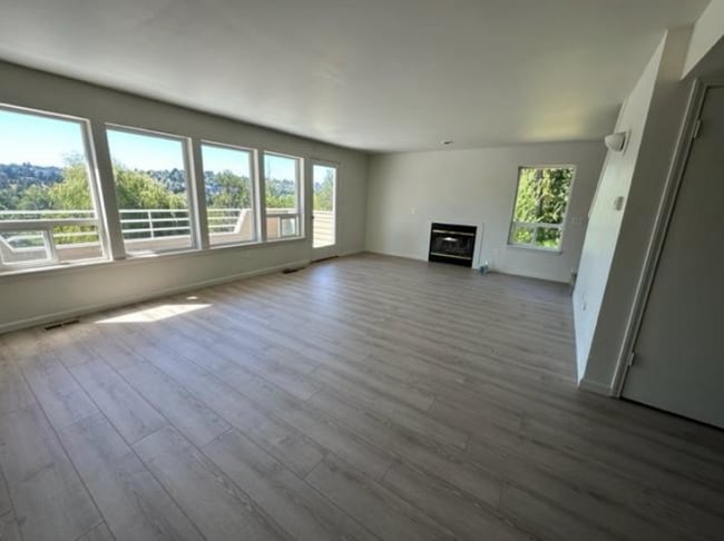 Building Photo - 2310 SW Alaska St Rental