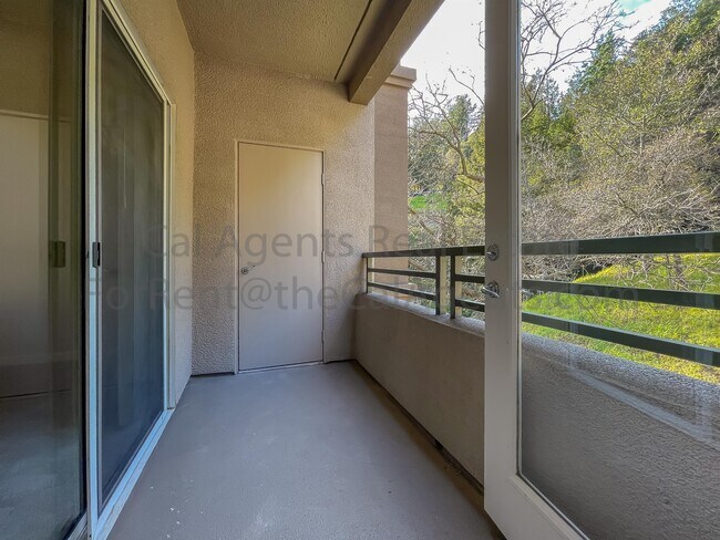 Photo - 260 Caldecott Ln