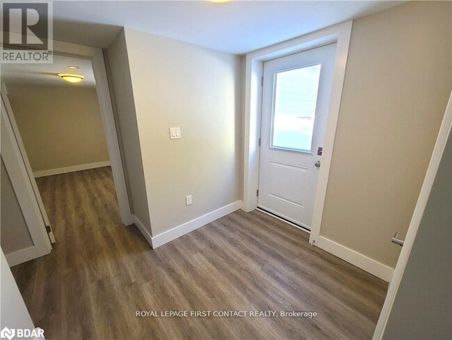 Photo - 320 Mississaga St W