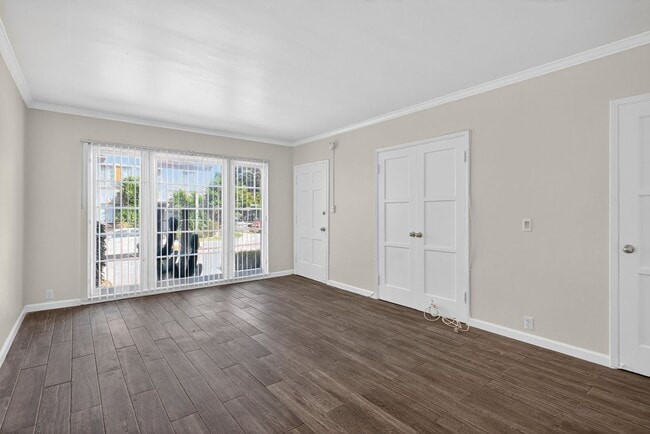 Building Photo - 4141-4147 S Bronson Avenue Rental