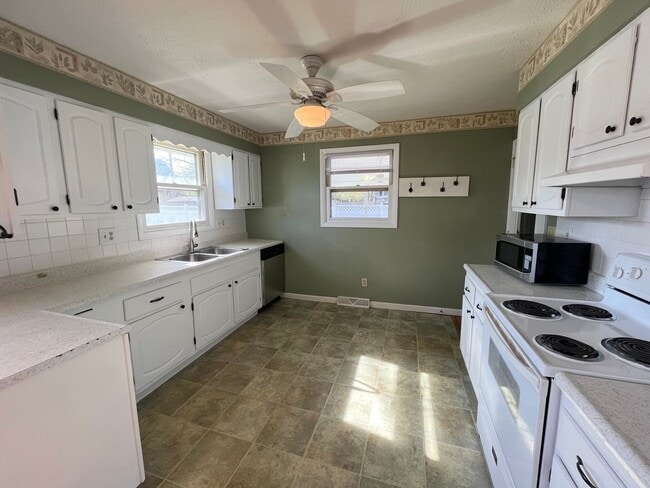 Photo - 3-bedroom, 1.5 bathroom unfurnished home in Saint Joseph