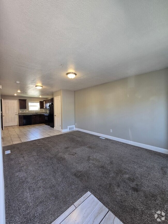 Building Photo - Pet Friendly 3 bedroom townhouse