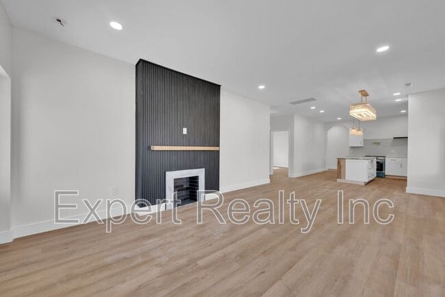 Photo - 1720 34th Pl N