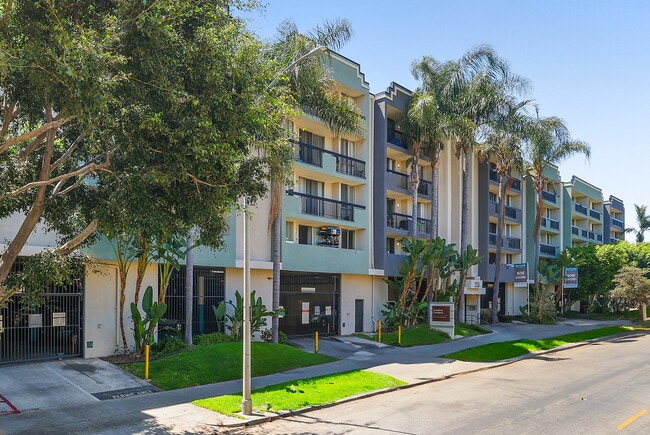 Building Photo - Catalina Gardens