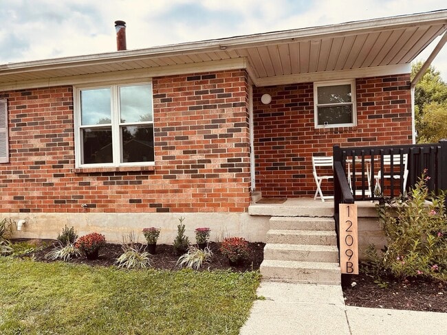 Building Photo - 1209 Mount Rushmore Way Unit B