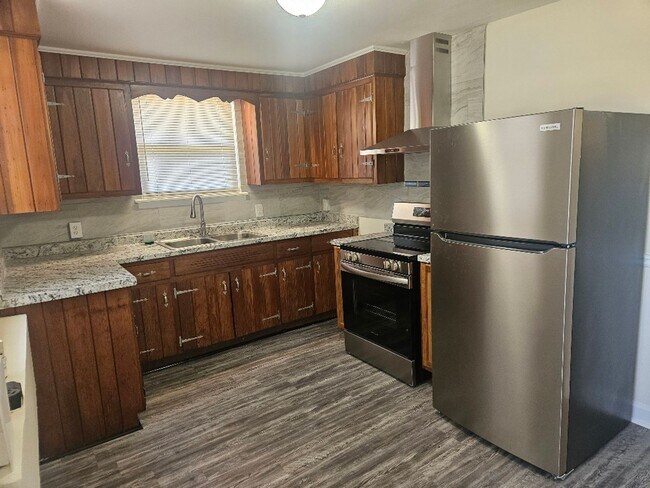 Photo - 913 Old Edgefield Rd