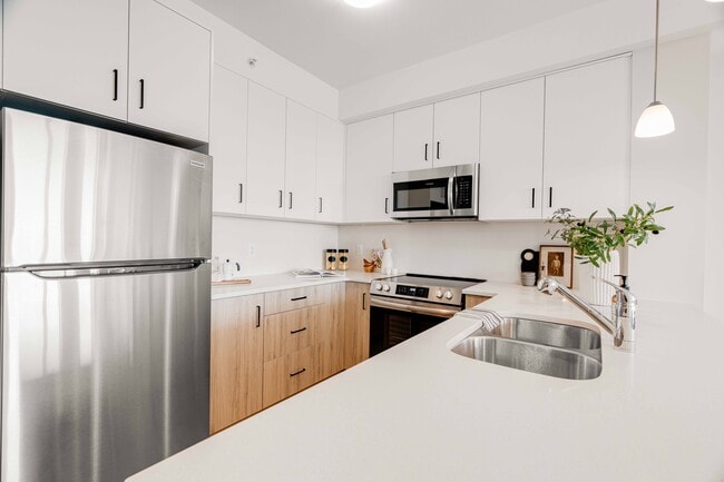 Building Photo - 1-Bedroom Suite in Sunningdale Heights – M... Unit 216