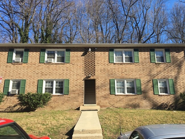 Building Photo - Updated 2 Bedroom, 1 Bath Apartment