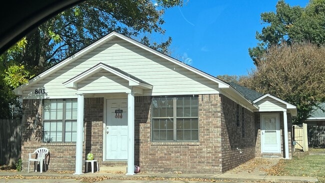 Building Photo - 803 E N St Unit B