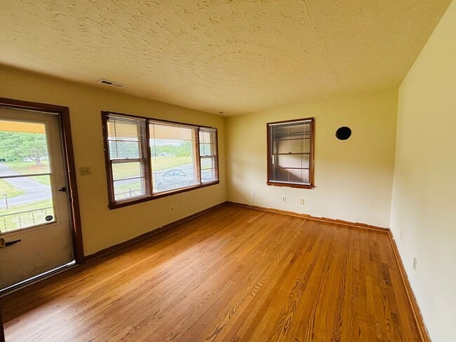 Photo - 1504 Thomas Ln