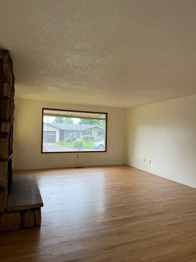 Photo - Great location in Milwaukie, OR! 3 bedroom 1 bath home with a large yard!