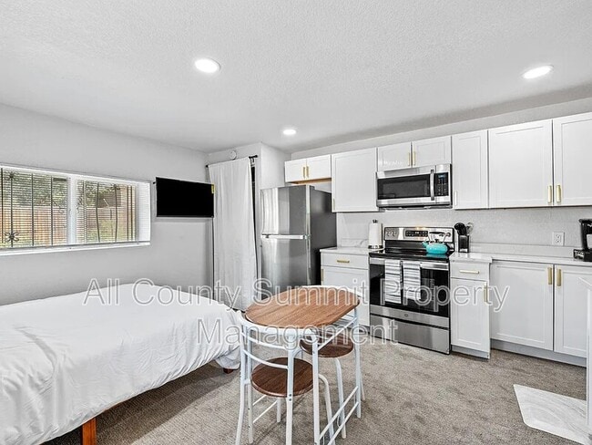 Photo - 760 Stuart St