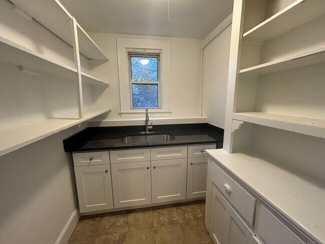 Photo - 162 College St Unidad 3